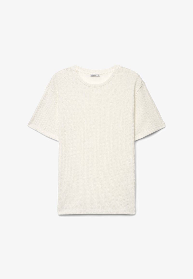 Weißes kurzärmeliges Strick-T-Shirt mit dezentem strukturiertem Muster und rundem Ausschnitt, flach auf weißem Hintergrund ausgelegt.