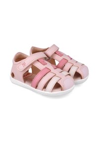 Sandalias rosa claro con diseño trenzado, correas ajustables, puntera redonda y suela de goma texturizada con recortes para ventilación.