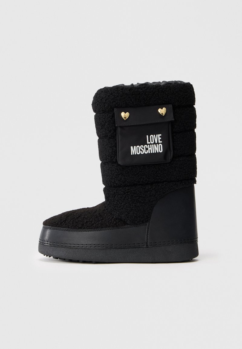 Botas de inverno pretas até ao meio da panturrilha, com um topo texturizado, sola lisa, bolso frontal rotulado "Love Moschino" e dois botões dourados em forma de coração.
