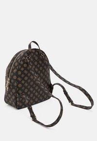 Zaino nero realizzato in materiale testurizzato, con un motivo a logo dorato, doppia cerniera, una maniglia superiore e spallacci regolabili.