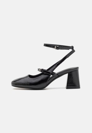 Escarpin à bride arrière en cuir verni noir avec un bout carré, une bride de cheville ajustable et un talon carré plus large pour plus de stabilité.