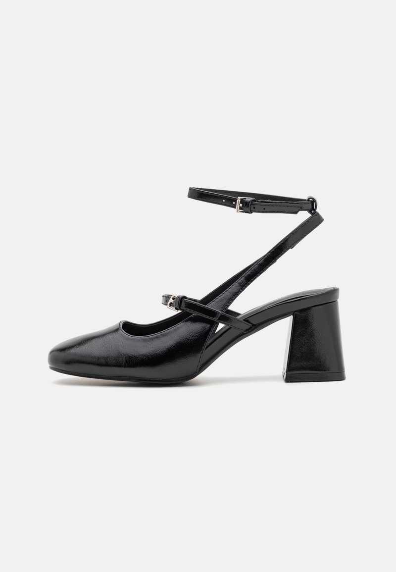 Escarpin à bride arrière en cuir verni noir avec un bout carré, une bride de cheville ajustable et un talon carré plus large pour plus de stabilité.
