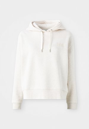 Šviesiai kreminės spalvos, su gobtuvu, minkštos tekstūros džemperis su raišteliu, paprastu siuvinėtų logotipu krūtinėje. Ilgos rankovės ir trumpas kirpimas.