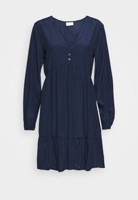 Mörkblå klänning med långa ärmar, V-ringning och knäppning framtill. Har ett rynkat kjoldel och en lös passform, tillverkad av ett slätt tyg.