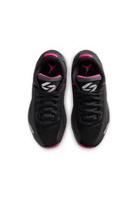 Zapatillas deportivas negras con material de malla y sintético, con acentos rosas en el collar y la suela. Cordones y logotipos en blanco contrastante.