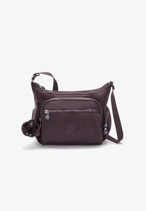 Fialová nylonová crossbody taška s nastavitelným popruhem, několika zipovými kapsami, kulatou logem a chlupatým přívěskem ve tvaru opice.