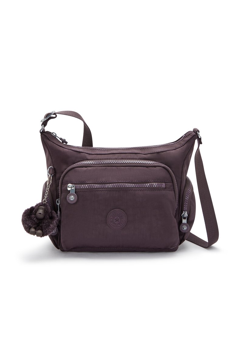 Lila Nylon Crossbody-Tasche mit verstellbarem Tragegurt, mehreren Reißverschlusstaschen, einem runden Logopatch und einem flauschigen Affen-Schlüsselanhänger.