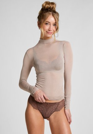 Beige langhangend top met een hoge nek, gemaakt van doorzichtige stof, gecombineerd met bruin kant trim slipjes met decoratieve accenten en een zachte textuur.