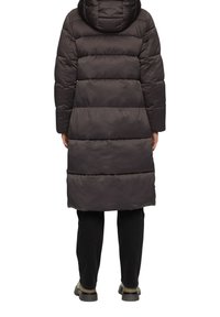 Manteau rembourré marron foncé avec une capuche, présentant un motif matelassé horizontal, des manches longues et une coupe longueur genou. Texture lisse et brillante.