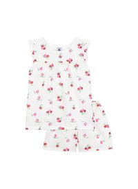 Completo per bambini composto da due pezzi: una maglietta bianca e pantaloni corti, decorati con motivi di ciliegie rosa e foglie verdi, realizzati in tessuto morbido.