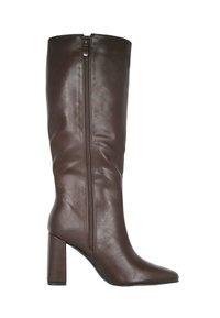 Bota alta de cuero marr�ón oscuro con cremallera lateral y tacón alto cuadrado, punta afilada, aislada sobre fondo blanco.