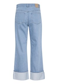 Jeans de mezclilla azul claro acampanados con un dobladillo doblado, que cuentan con una cintura de altura media y dos bolsillos traseros. La tela tiene una textura suave.