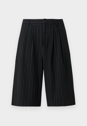 Zwarte shorts met brede pijpen, witte verticale streepjes en riemlussen, afgebeeld tegen een lichte effen achtergrond.