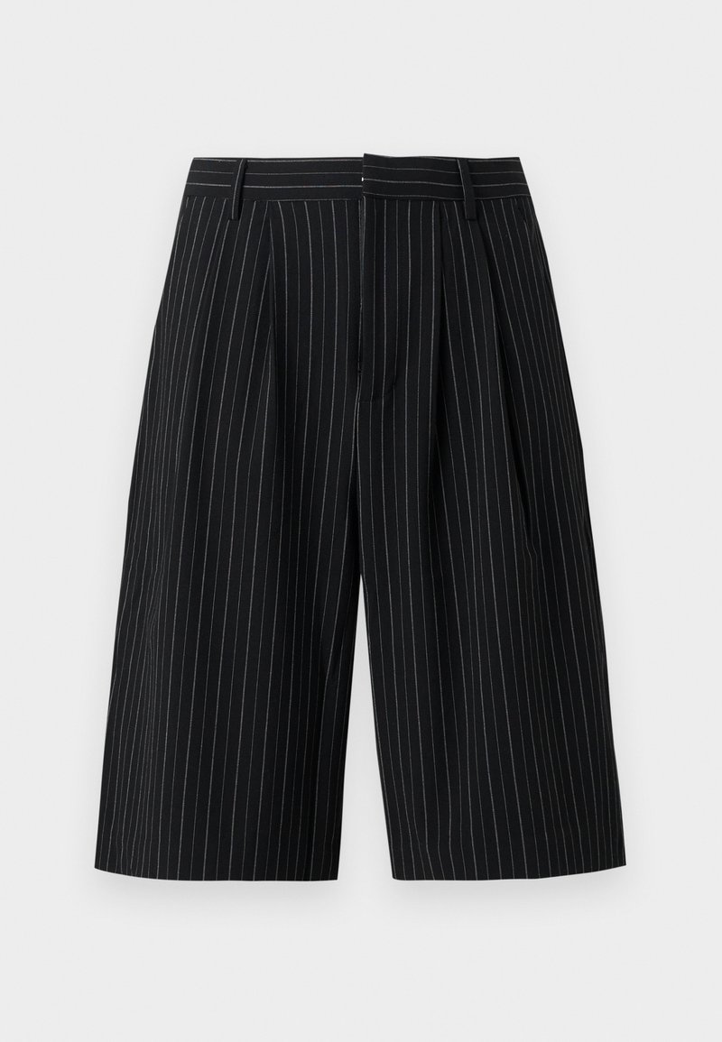 Short noir à jambes larges avec fines rayures verticales blanches et passants de ceinture, présenté sur un fond clair uni.