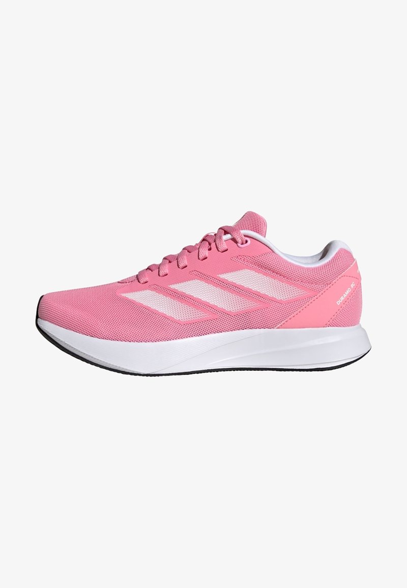 Roze sportieve schoen met ademende mesh bovenkant, witte accenten en rubberen zool voor grip. Heeft ronde veters en een gevoerde kraag.