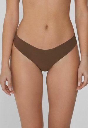 Bruine naadloze bikini onderkant met een laag uitgesneden ontwerp, een gladde textuur en minimale bedekking, gemaakt van rekbaar, lichtgewicht materiaal.