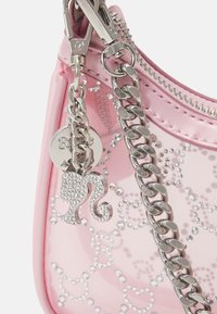 Pochette rose avec fermeture éclair et chaîne argentées, décorée d'un pendentif tête de chat en strass scintillants et de motifs en forme de cœur sur le tissu.