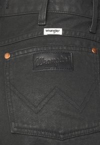Wrangler WILD WEST - Calças de ganga de perna direita - black