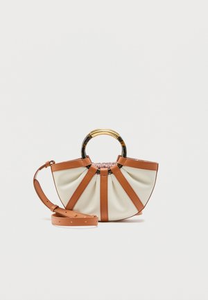 Borsa in pelle color crema e marrone con manico circolare in tartaruga e oro e tracolla rimovibile.