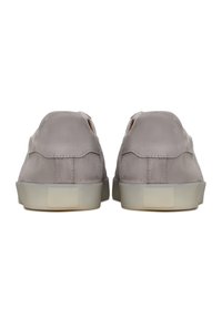 Paire de chaussures en daim gris à enfiler avec semelles en caoutchouc gris clair, présentée de dos sur fond blanc.