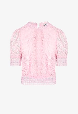 Roze kanten blouse met korte pofmouwen, bloemmotieven, ronde kanten details, geschulpte randen en een hoge halslijn met een knoopsluiting aan de achterkant.