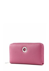 Portefeuille à fermeture éclair en cuir texturé rose avec un emblème de logo circulaire en argent centré sur le panneau avant.