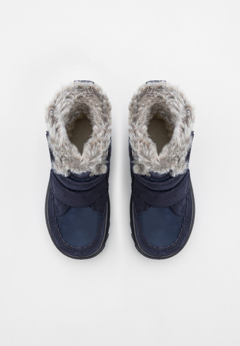 Navyblaue Stiefel mit Kunstfellfutter, aus Leder und Wildleder, mit runder Spitze und verstellbarem Riemenverschluss auf der Oberseite.