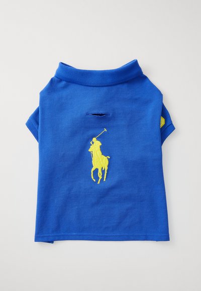 Mėlynas polo marškinėlis, pagamintas iš medvilnės, su geltona siuvinėta žirgo logotipu. Trumpomis rankovėmis ir lankstomu apykaklė su mažomis skylutėmis.