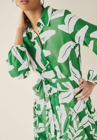 Next Tričkové šaty - khaki green and white leaf print