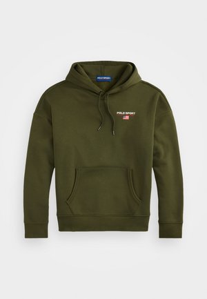 Sweat-shirt à capuche vert olive en tissu doux, avec une poche avant et un logo sur la poitrine accentué d'un drapeau américain.