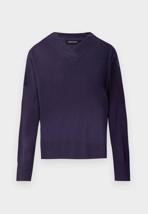 V-hals genser i dyp lilla, laget av myk stoff, med lange ermer og ribbestrikket kant på nederste del og mansjettene.