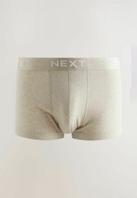 Beige kalsonger i boxermodell med en mjuk textur, försedd med ett vitt elastiskt midjeband präglat med "NEXT" och en figurnära design.