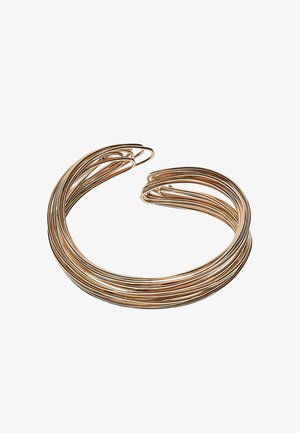 Åbent manchetarmbånd lavet af flere tynde, skinnende roseguldswirer snoet sammen i et lagdelt design.