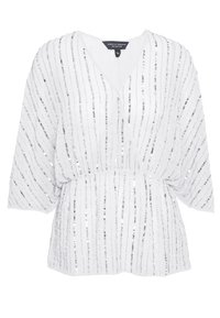 Blouse blanche avec des rayures verticales en sequins argentés, manches trois quarts, col en V et détail froncé à la taille.