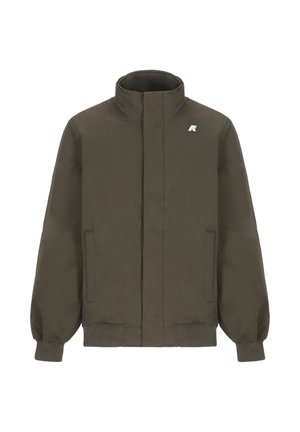 Giacca verde oliva con colletto alto, polsini elasticizzati e tasche laterali; presenta un piccolo logo sul lato superiore sinistro. Tessuto dalla texture liscia.