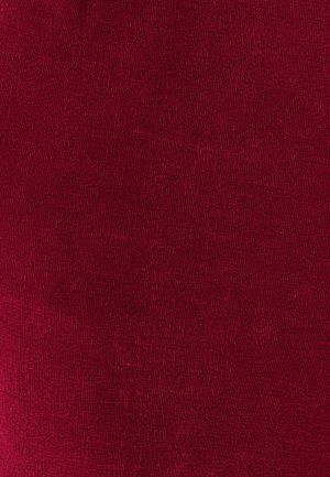 Rød strækstof med en fin ribbet tekstur og et ensartet mønster. Glat overflade med en let glans.