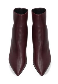 Burgundské kožené kotníkové boty s špičatou špičkou, elegantním siluetou, hladkou texturou a bočním zipem. Design na podpatku, minimalistický styl.