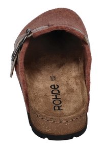 Sabot à enfiler avec un dessus en feutre marron, présentant une boucle métallique et une semelle intérieure texturée beige. Semelle intermédiaire en liège et semelle extérieure en caoutchouc foncé.