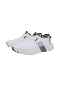Sneaker bianche in rete con tomaia testurizzata, accenti grigi e suola maculata. Presentano lacci elastici e un'asola sul tallone per una vestibilità facile.