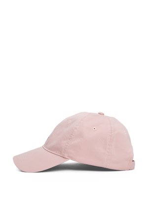Casquette de baseball rose clair avec visière incurvée et sangle ajustable, vue de côté gauche sur fond blanc.