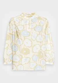 Blouse à manches longues en tissu léger, avec un fond jaune pâle orné de motifs floraux bleus, col mandarin et patte de boutonnage.