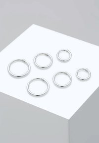 Sæt med seks sølv hoops i forskellige størrelser, med en glat, poleret metalfinish og en simpel, rund form med lukning.