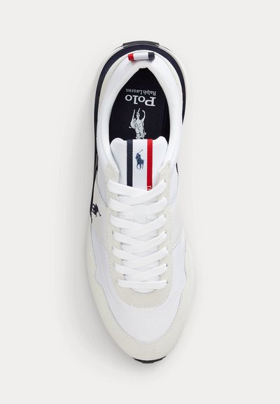 Pantof sport alb cu șireturi în față, dungi bleumarin și roșii pe limbă, logo Polo Ralph Lauren în interior și un emblema cu jucător de polo pe cal pe lateral.