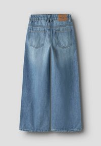 Lyseblå vide bukser i jeansstoff med høy midje, to baklommer og en brun lærmerke på bakre linning. Denimtekstur synlig.