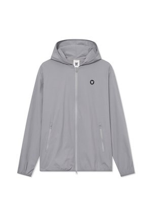 Hellgraue Jacke mit Kapuze, Reißverschluss vorne, zwei Seiten Taschen und einem kleinen schwarzen Logo auf der Brust. Hergestellt aus glattem, leichtem Stoff.