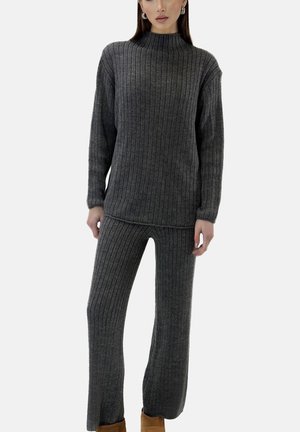 Conjunto de suéter de punto gris y pantalones a juego con canalé vertical, mangas largas, cuello alto y ajuste holgado. Textura suave y silueta relajada.