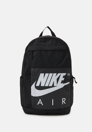 Sac à dos noir Nike Air avec un grand logo blanc sur la poche avant, une poignée supérieure et des poches latérales zippées sur un fond uni.