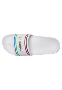 Chaussons blancs en matériau synthétique, avec une large sangle ornée de rayures vertes, bleues, rouges et noires, et le logo "hummel".