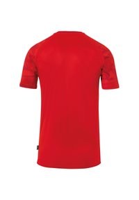 Rød atletisk skjorte med korte ærmer og en glat tekstur, der har et subtilt geometrisk mønster på skuldrene og en rund halsudskæring.