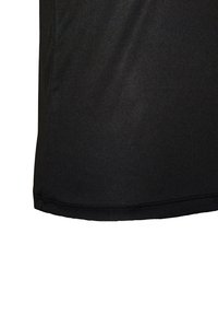 Sort t-shirt lavet af glat stof, med et enkelt design, lige snit og en afrundet kant. Begrænsede synlige sømme bidrager til det minimalistiske look.
